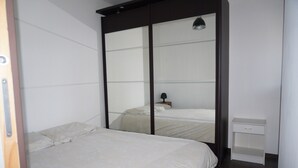 Una camera da letto con un letto, un comodino e un armadio.