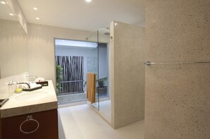 2 Bedrooms Apartment | Håndvask på badeværelset