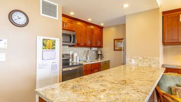 ثلاجة، ميكروويف، فرن، موقد طهي مسطح