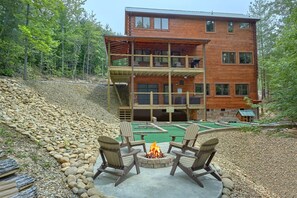 Property grounds - Poolin Around: Mini Golf, Pool, Theater, Firepit (Sevierville)