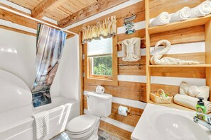 Serviettes fournies, shampoing, papier toilette
