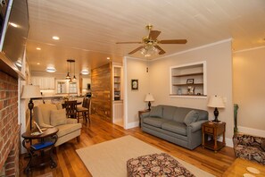 Smart TV, caminetto, libri