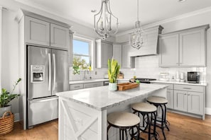 Fridge, microwave, oven, stovetop - 1.5miles to DT: 360Views + Sauna/Cold Plunge + LUX (Nashville)