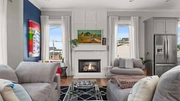 Télévision, cheminée, chaîne hi-fi, espaces bureaux