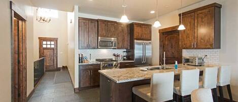 Refrigerador, microondas, horno, placa de cocina