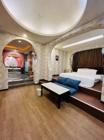 经典双人房, 1 张特大床, 按摩浴缸 | 羽绒被、迷你吧(备有免费物品)、遮光窗帘、隔音