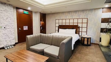 Edredón, artículos del minibar gratis y cortinas blackout