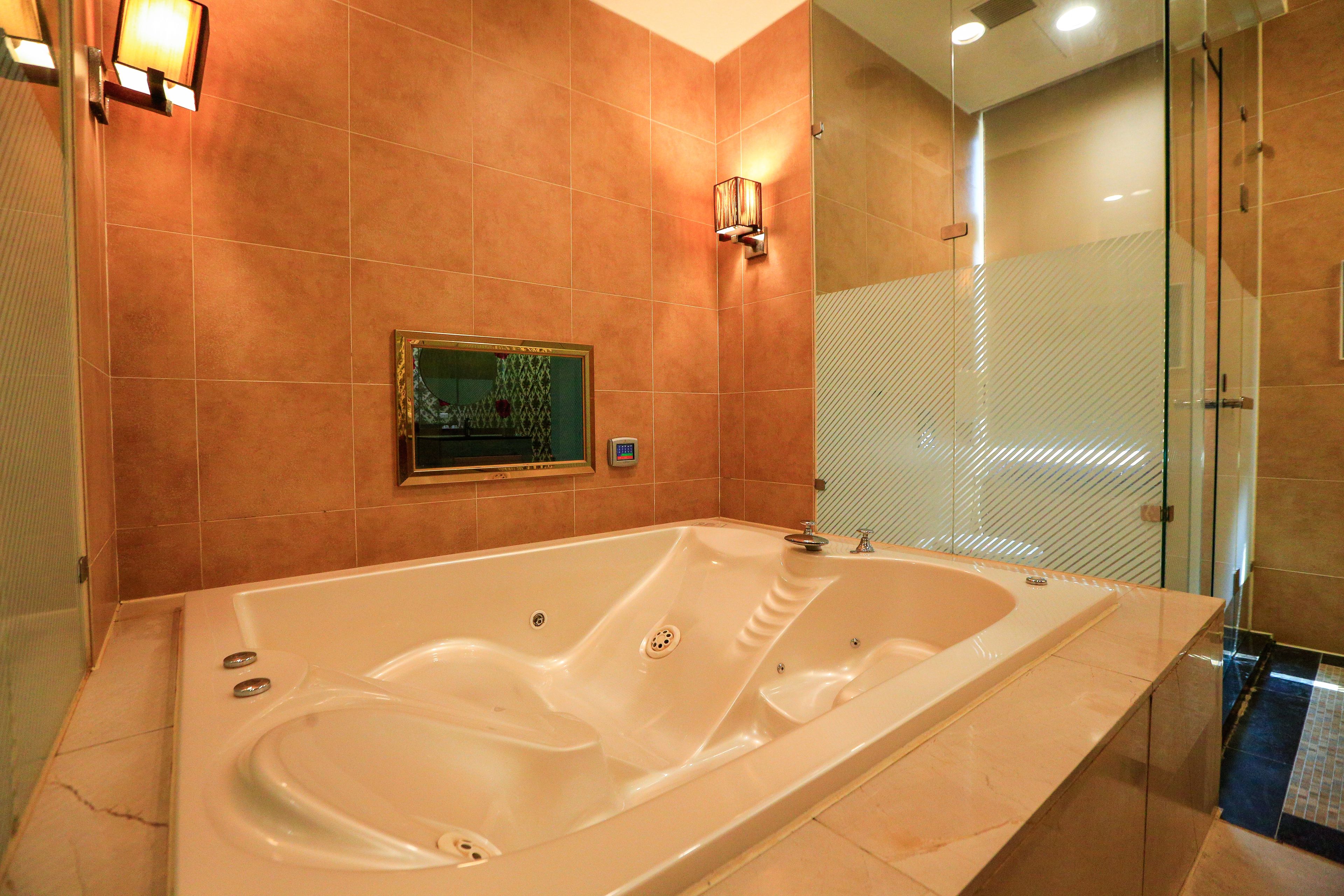 经典双人房, 1 张特大床, 按摩浴缸 | 客房景观