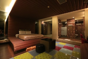 Habitación clásica doble, 1 cama de matrimonio grande, bañera de hidromasaje | Edredones de plumas, minibar con artículos gratuitos, cortinas opacas