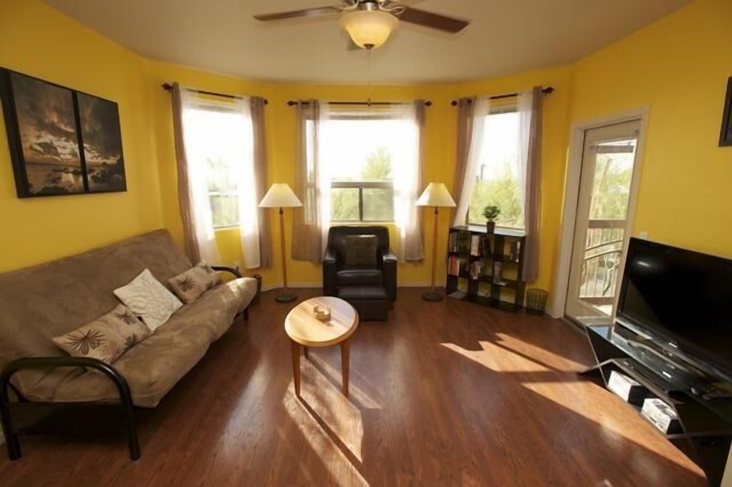Open & Modern, Excellent Location, Pool, Hot Tub,  Wi-Fi, Elevator, Parking, Gym