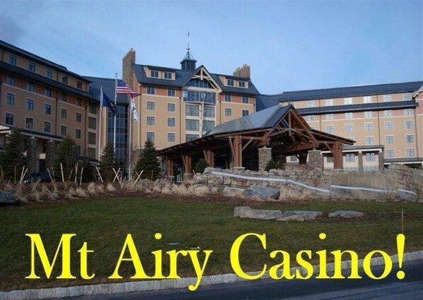 Exterior - Huge 14 Acre/5000 Sqft Private Estate Hot Tub Firepit Tennis —LOTS Spaces! (Cresco)