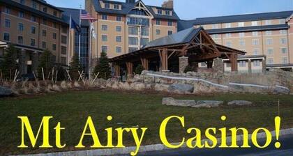 Huge 14 Acre/5000 Sqft Private Estate Hot Tub Firepit Tennis —LOTS Spaces!