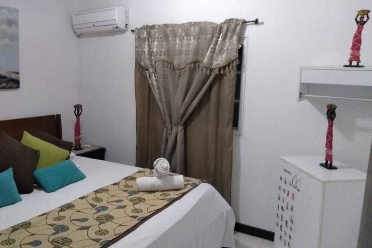 Departamento básico, 2 habitaciones, cocina | Tabla de planchar con plancha y wifi gratis