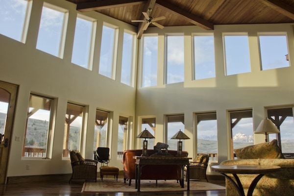 Large, open livingroom with views over the mountains, the valley and the river.
