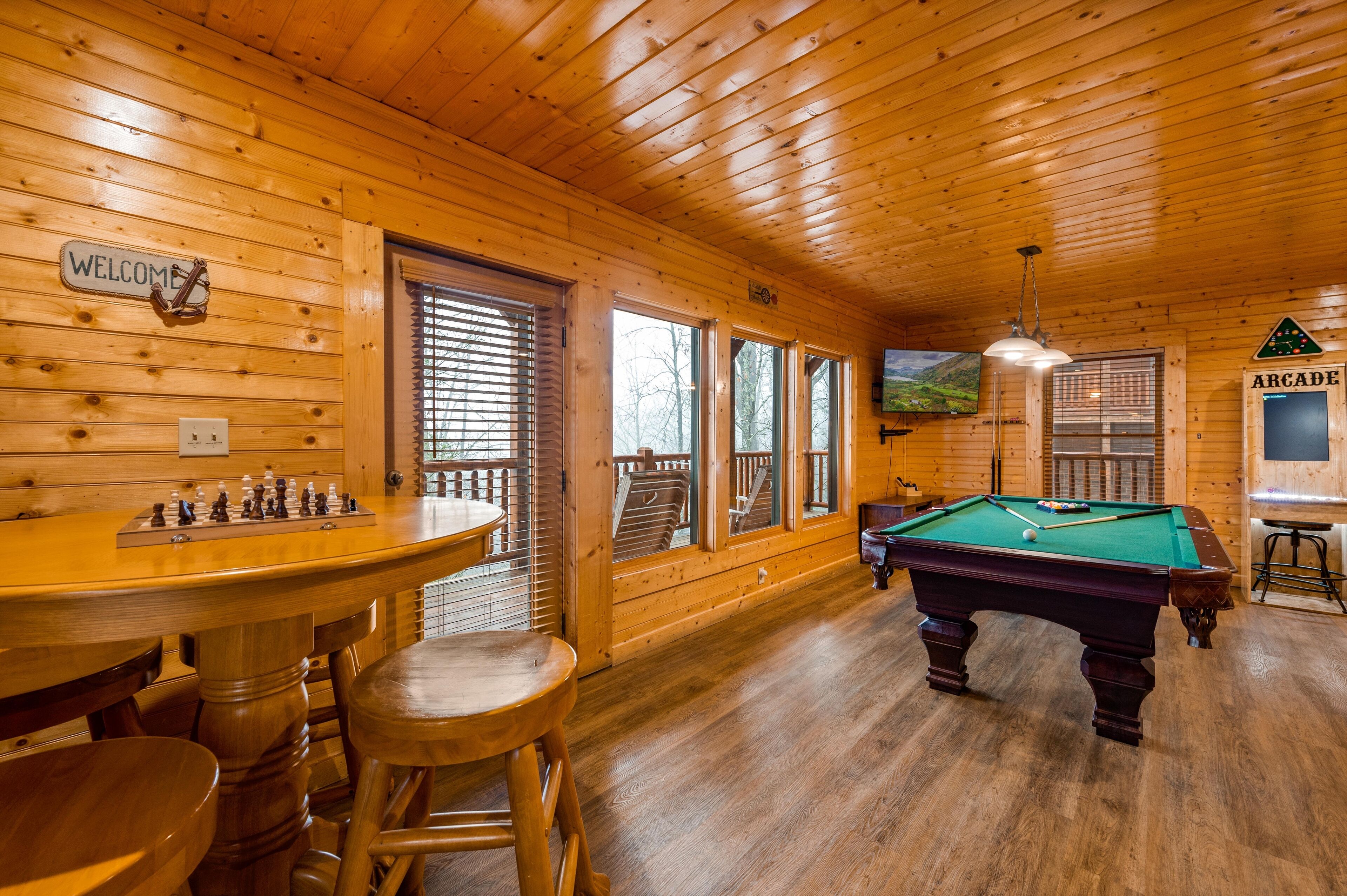 Un interno in legno con tavolo da biliardo, tavolo da scacchi e tavolo da snooker.