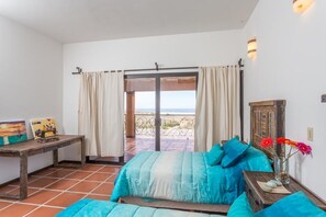 5 quartos, cofres nos quartos, escrivaninha