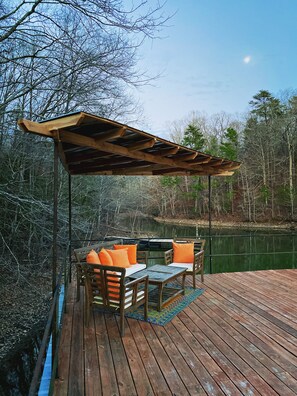 Terrace/patio - Tree Tops Spacious Lake Front Family-Friendly Home (Townville)