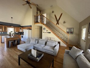 Smart TV, fireplace, table football, books - Tree Tops Spacious Lake Front Family-Friendly Home (Townville)