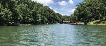 Tree Tops Spacious Lake Front Family-Friendly Home