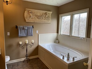 Tina con regadera, secadora de cabello, toallas, jabón 