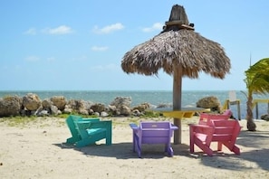 Plage, chaises longues, serviettes de plage