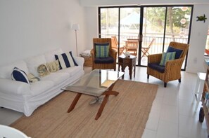 Smart-TV, DVD-Player, Bücher, Videothek