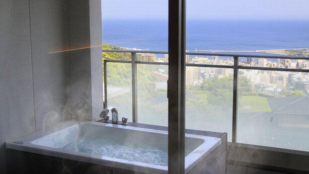 A hot tub with a city view. - Atami Fuga (Atami)