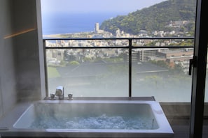 傳統套房, 非吸煙房 (Suite, Open-Air Bath - New Building) | 浴室 | 免費梳洗用品、風筒、拖鞋、智能廁板座廁