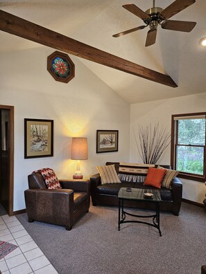 Smart TV, fireplace, DVD player, books - Adorable Cottage New Buffalo, Mi. Near Grand Beach.1 Bedroom, Sleeps 5 (New Buffalo)