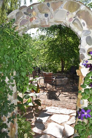 Terrace/patio - Adorable Cottage New Buffalo, Mi. Near Grand Beach.1 Bedroom, Sleeps 5 (New Buffalo)