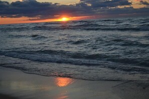 Beach - Adorable Cottage New Buffalo, Mi. Near Grand Beach.1 Bedroom, Sleeps 5 (New Buffalo)