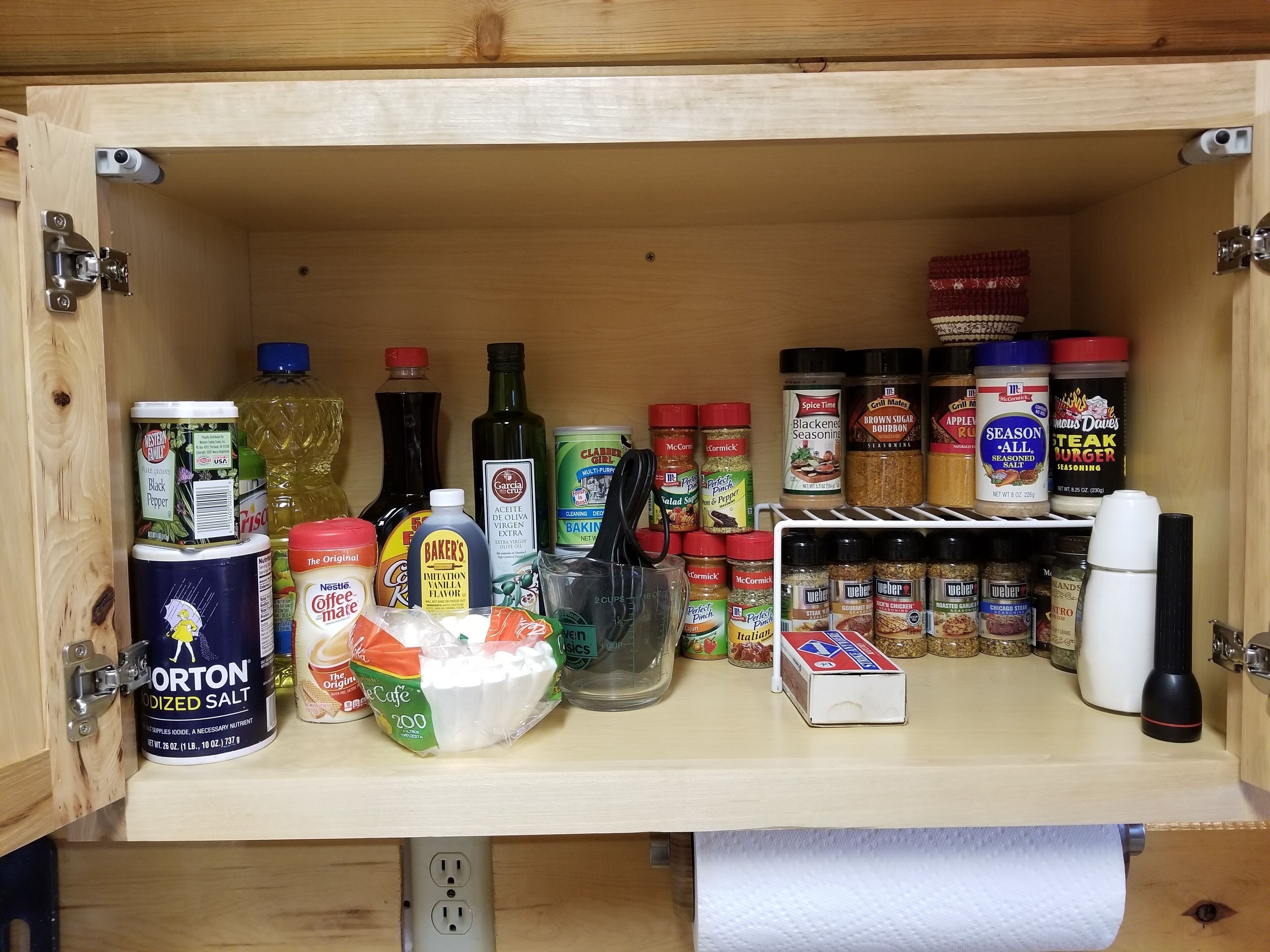 Un armario de cocina con diversos alimentos y utensilios.