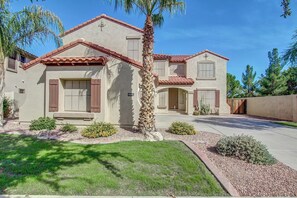 Exterior - Spacious Family Getaway! 3 King beds! Pool! Legacy Park close!             (Gilbert)