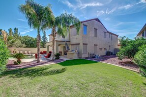 Property grounds - Spacious Family Getaway! 3 King beds! Pool! Legacy Park close! (Gilbert)