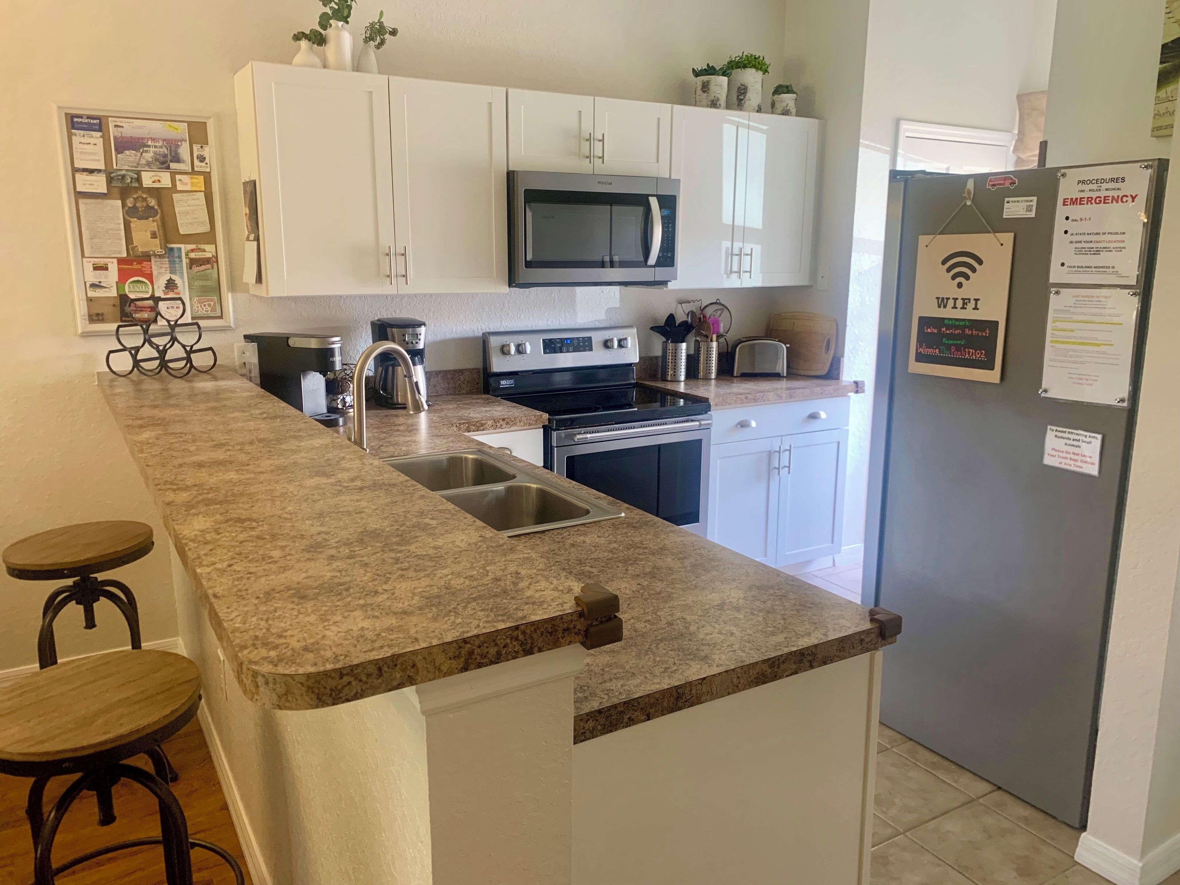 Cafetière-théière, réfrigérateur, four à micro-ondes, un four