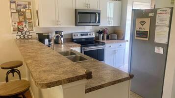 Coffee/tea maker, fridge, microwave, oven
