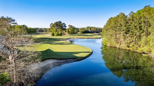 2BR/2BA Pet-Friendly Condo with Pool on True Blue Golf Course