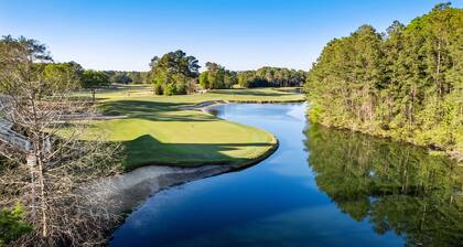 2BR/2BA Pet-Friendly Condo with Pool on True Blue Golf Course