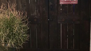 A wooden gate with a sign reading "Welcome to Jenny's Casia 2927 Copley Avenue." - Centrally Located, Private Bungalow with AC and parking space (San Diego)