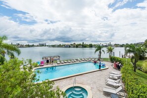 A heated pool - TREASURE ISLAND FAVORITE! Perfect Location, Water View, Pool, Hot Tub, WiFi (Treasure Island)