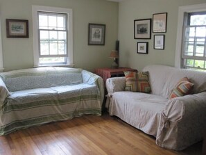 Fernseher, DVD-Player, Bücher