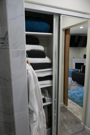 Interior - Hummingbird Haven: Luxury Studio in Center of Sedona (Sedona)