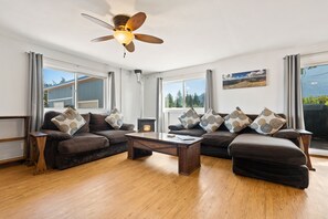 Smart TV, fireplace, books, stereo