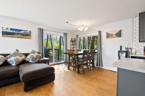 Smart TV, fireplace, books, stereo