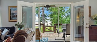 Avslappende Lakefront Hjem med Boat Dock, Fire-pit og privat Walk-in Beach!