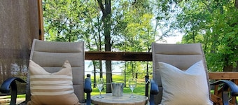 ¡Relajante casa frente al lago con muelle, chimenea y playa privada sin cita!