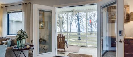 Smart-TV, Kamin, DVD-Player, Bücher