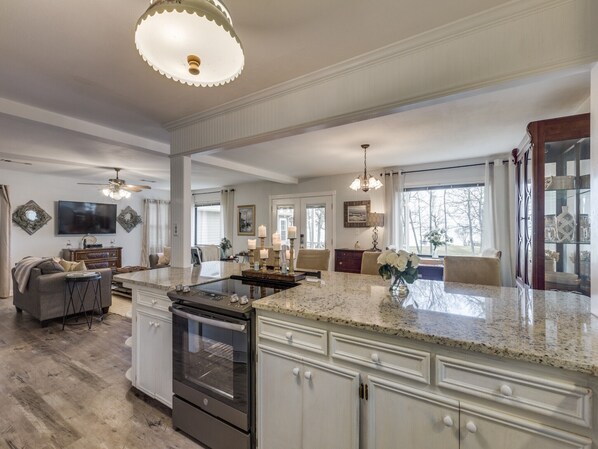 Fridge, microwave, oven, stovetop - Relaxing Lakefront Home w/ Boat Dock, Fire-pit and private Walk-in Beach! Gated (Chandler)