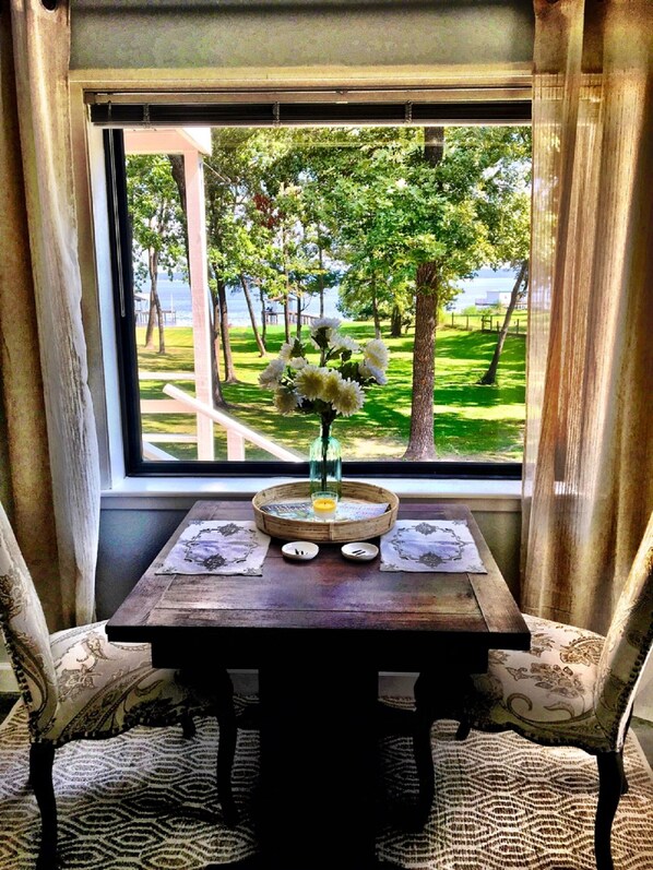 Dining - Relaxing Lakefront Home w/ Boat Dock, Fire-pit and private Walk-in Beach! Gated (Chandler)