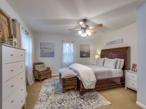 3 bedrooms, memory-foam beds, iron/ironing board, travel cot - Relaxing Lakefront Home w/ Boat Dock, Fire-pit and private Walk-in Beach! Gated (Chandler)
